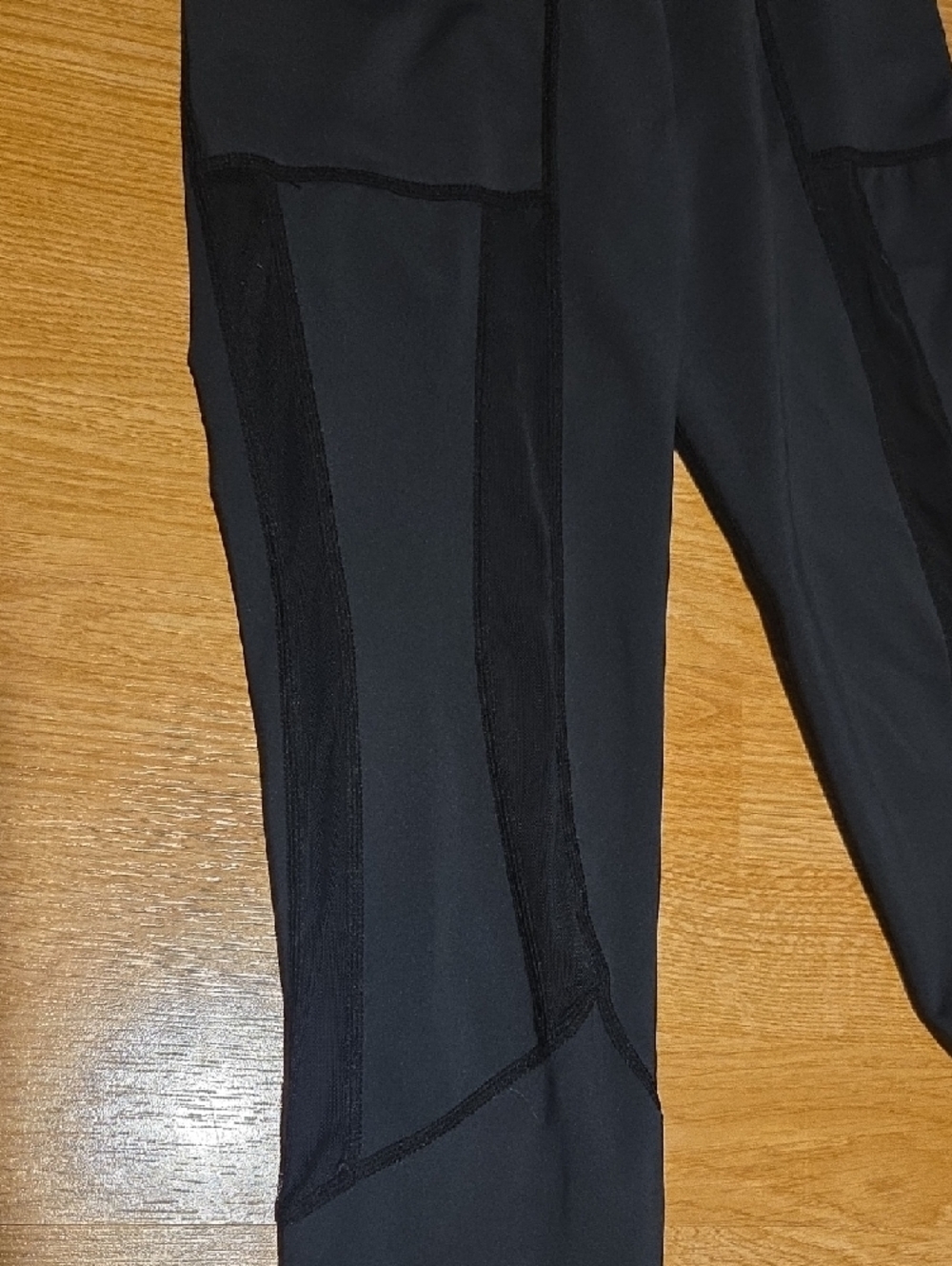 Black High-Waist Active Capri Leggings - Picture 3 of 5